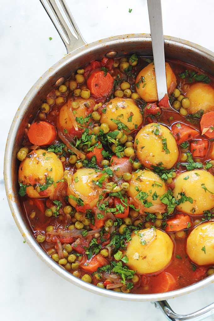 Petits pois, carottes et pommes de terre en sauce tomate (légumes mijotés)