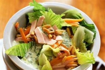 Salade romaine aux carottes, à la dinde et aux pignons de pin
