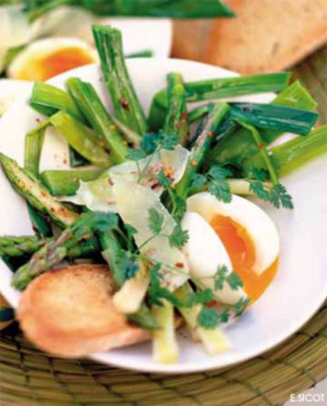 Jeunes poireaux et asperges tièdes, œufs mollets et parmesan