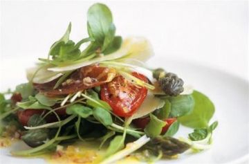 Salade de cresson à la tomate et aux copeaux de parmesan