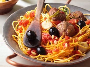 Boulettes de bœuf aux olives vertes, spaghettis aux tomates fraîches et origa n