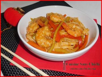 Nouilles sautées au wok, crevettes marinées et petits légumes croquants.