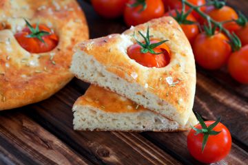 Focaccia aux tomates cerises et romarin