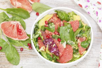 Salade d'avocats et pamplemousses aux crevettes