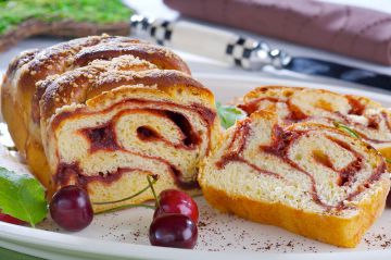 Gâteau zébré à la vanille et confiture de cerises