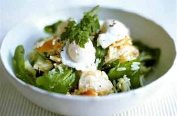 Oeufs pochés au riz aux herbes et poisson