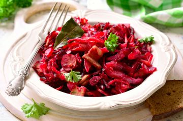 Pommes de terre vitelottes et chou rouge au bacon