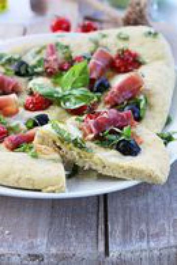 Focaccia mozzarella, tomates, jambon fin italien et olives noires