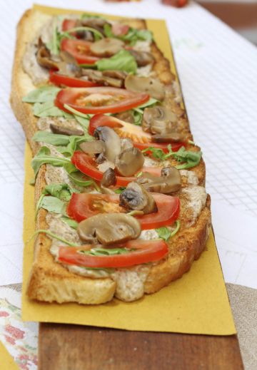 Bruschetta aux champignons, tomates et roquette