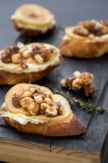 Bruschetta pomme, chèvre frais et noisettes