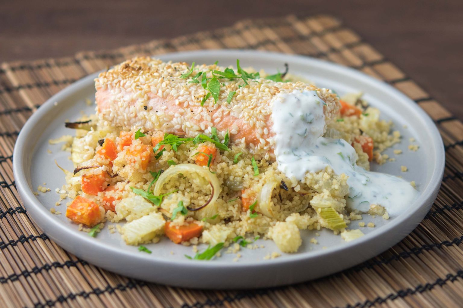 Saumon croustillant au sésame, sauce au yaourt