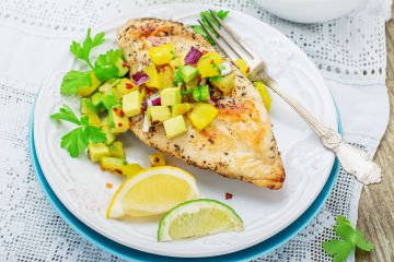 Dinde grillée à la salsa d'ananas et d’avocat au citron