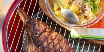 Côte de boeuf marinée au vin rouge et salade de pommes de terre