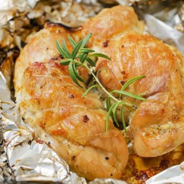 Escalopes de poulet marinés au paprika en papillotes