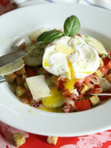 Panzanella au bacon et à l'oeuf poché