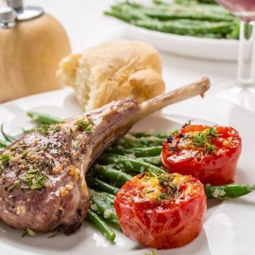 Côtelettes d'agneau, sauce à l'ail et au thym