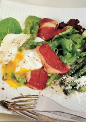 Asperges rôties et œuf poché au magret fumé
