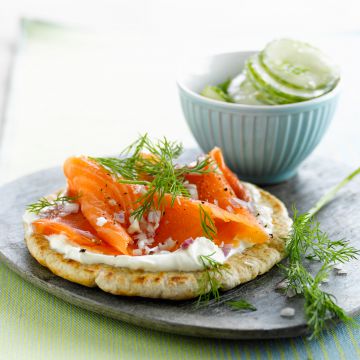 Petite pizza au saumon fumé et salade de concombre