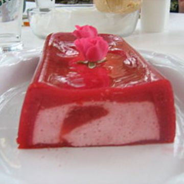 Mousse de fraise dans son moule de gelées