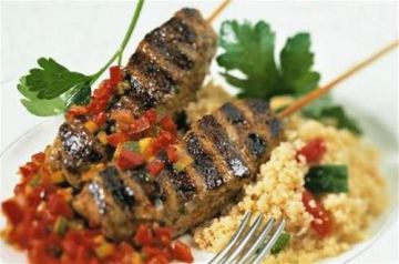 Brochettes d'agneau à la salsa de poivron avec semoule