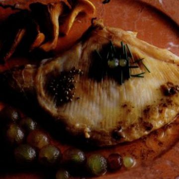 Raie rôtie en crépine, au raisin et girolles