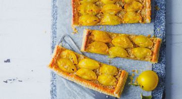 Tarte fine aux prunes jaunes, crème de noisettes et citron