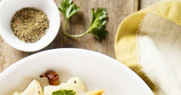 Poires et bacon sautés, vinaigrette à la moutarde et noix