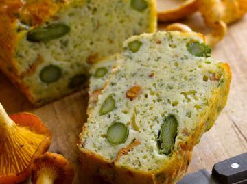 Cake aux asperges et aux girolles