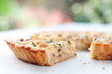 Tarte au chou-fleur, jambon et crème poivre