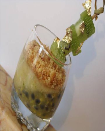 Verrine aux fruits de la passion, banane, kiwi et sablé breton