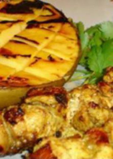 Brochette de poulet marinée à l'orientale et mangue grillée