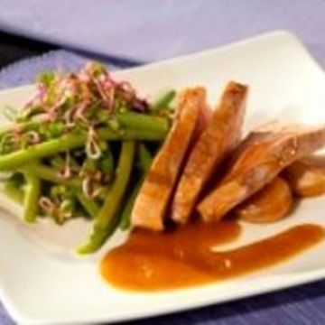 Rôti de veau, haricots verts et ail en chemise