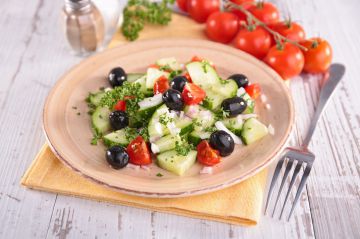 Salade de concombre, tomates et olives noires