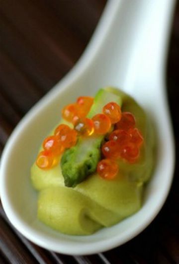 Crème d'avocat aux asperges et aux oeufs de truite
