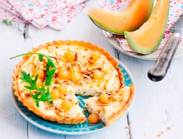 Tarte ricotta-chèvre, billes de melon et pignons de pin