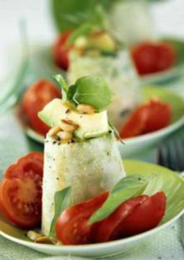 Flan d'avocat au fromage, tomates, basilic et pignons