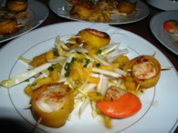 Saint-Jacques à la mangue sur mikados d'endives