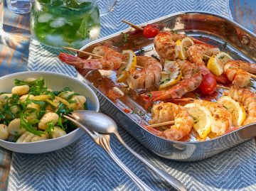 Brochettes de gambas et salade de gnocchi