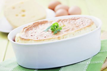 Soufflé de nouilles au jambon et aux champignons