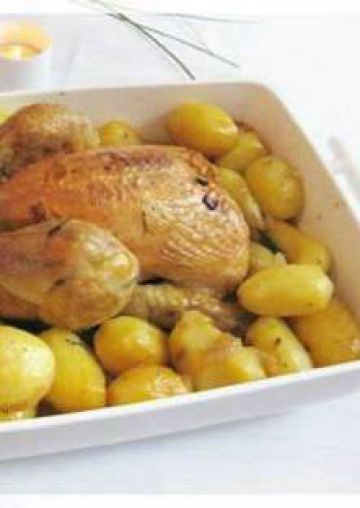 Poulet rôti aux pommes de terre et à l'ail