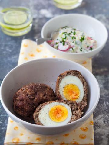 Oeufs frits à la viande et raïta aux radis