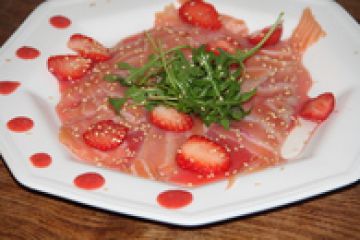 Carpaccio de saumon fumé, ketchup de fraises