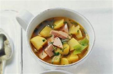 Soupe paysanne aux panais et aux saucisses