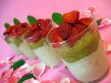 Mousse de bananes, confit de rhubarbe et fraises