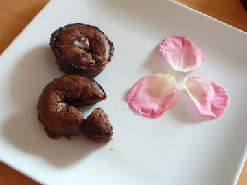 Fondant au chocolat, cœur de fruits rouge et noisettes
