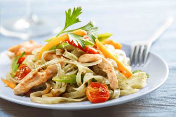 Tagliatelles sautées au poulet et aux poivrons