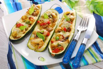 Courgettes farcies aux tomates séchées, poulet et mozzarella