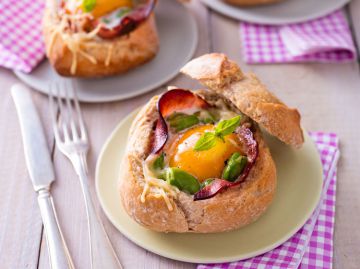Petits pains surprises gratinés, fèves et bacon