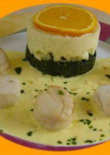 Poêlée de noix de St-Jacques à l'orange, purée vanillée sur lit d'épinards