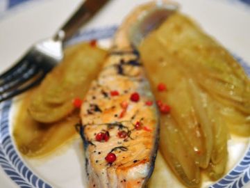 Saumon à la plancha, endives caramélisées au café